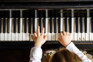 Piano & Keyboard Instruments Lessons for children in Vienna. Klavier & Tasteninstrumente-Kurse für Kinder in Wien.